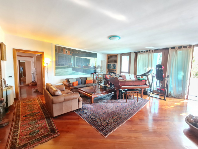 Intero stabile immobiliare con destinazione d'uso direzionale, commerciale, artigianale e residen...