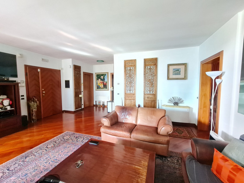 Intero stabile immobiliare con destinazione d'uso direzionale, commerciale, artigianale e residen...