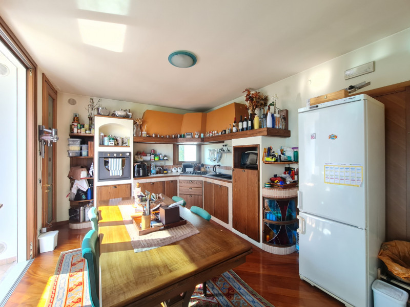 Intero stabile immobiliare con destinazione d'uso direzionale, commerciale, artigianale e residen...