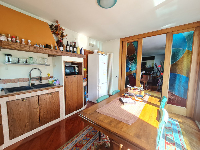 Intero stabile immobiliare con destinazione d'uso direzionale, commerciale, artigianale e residen...