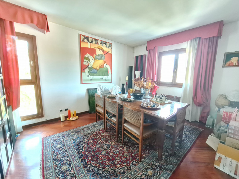 Intero stabile immobiliare con destinazione d'uso direzionale, commerciale, artigianale e residen...