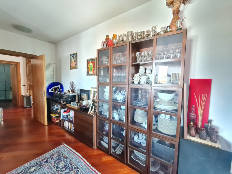 Intero stabile immobiliare con destinazione d'uso direzionale, commerciale, artigianale e residen...