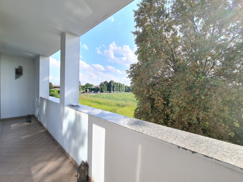 Intero stabile immobiliare con destinazione d'uso direzionale, commerciale, artigianale e residen...