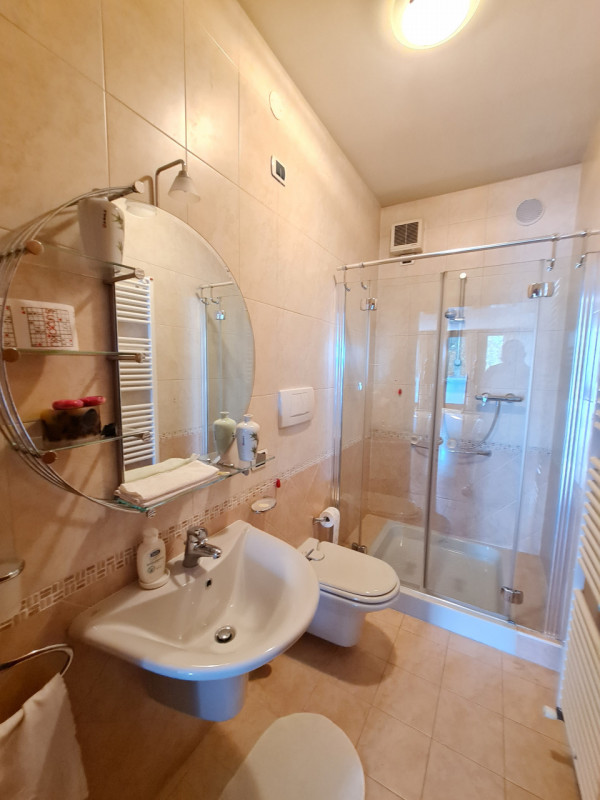 Intero stabile immobiliare con destinazione d'uso direzionale, commerciale, artigianale e residen...