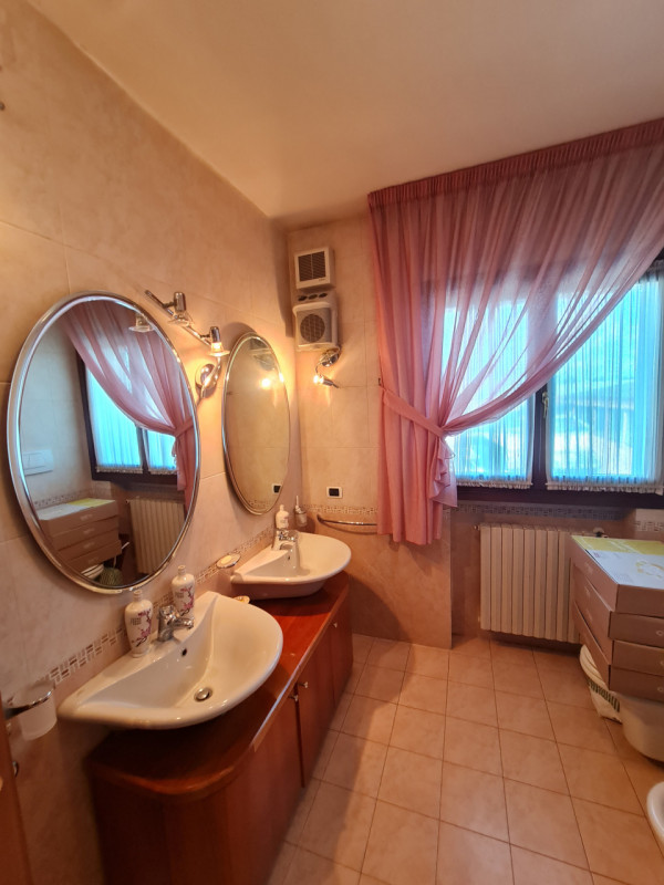 Intero stabile immobiliare con destinazione d'uso direzionale, commerciale, artigianale e residen...