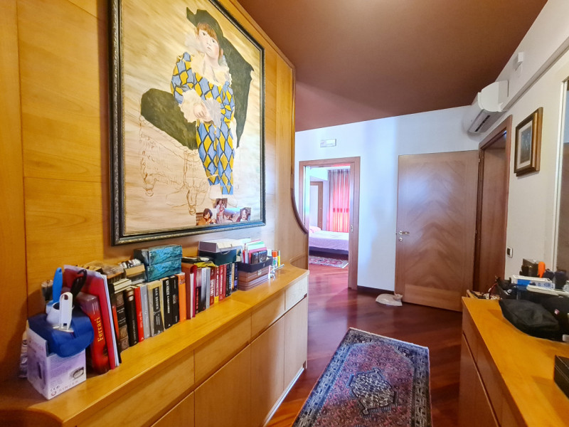 Intero stabile immobiliare con destinazione d'uso direzionale, commerciale, artigianale e residen...