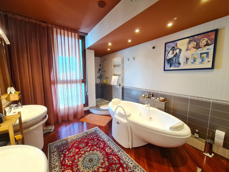 Intero stabile immobiliare con destinazione d'uso direzionale, commerciale, artigianale e residen...