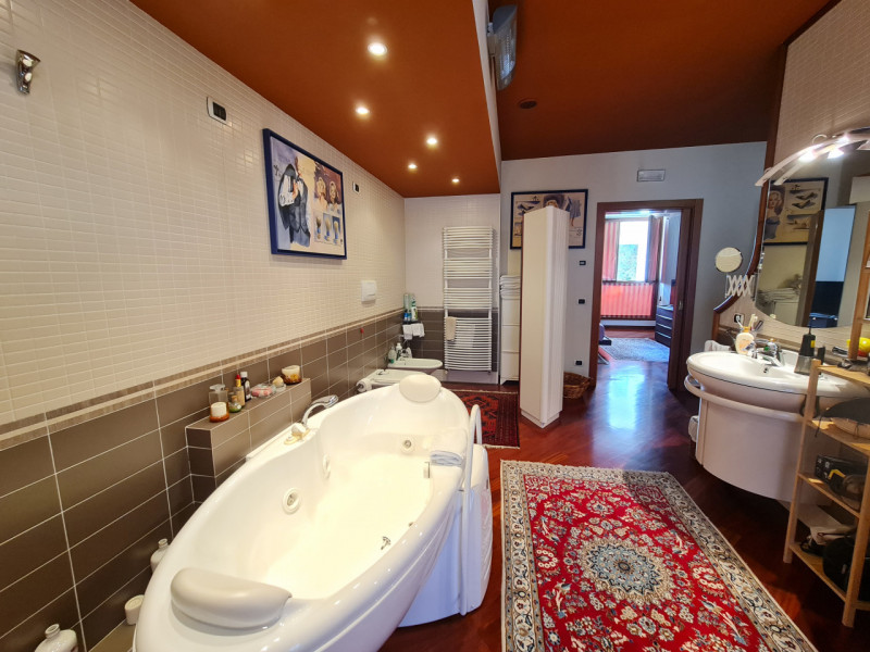 Intero stabile immobiliare con destinazione d'uso direzionale, commerciale, artigianale e residen...