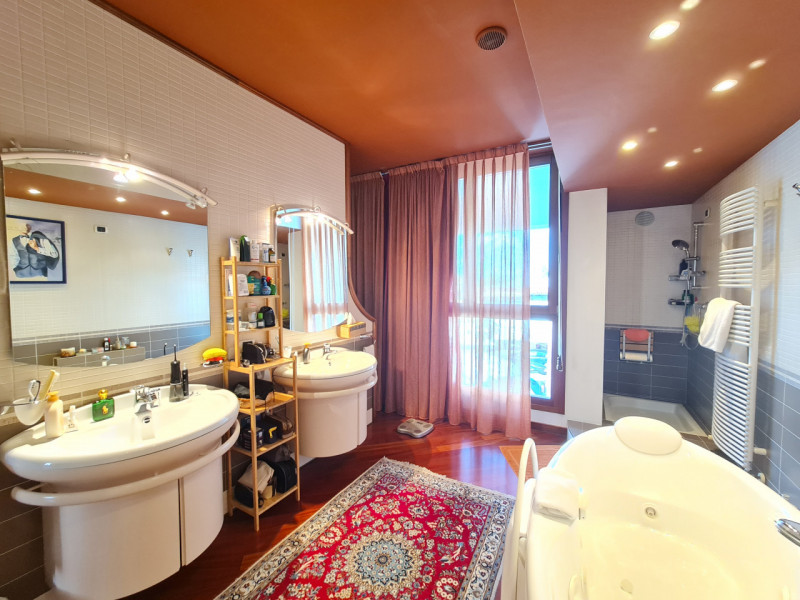 Intero stabile immobiliare con destinazione d'uso direzionale, commerciale, artigianale e residen...