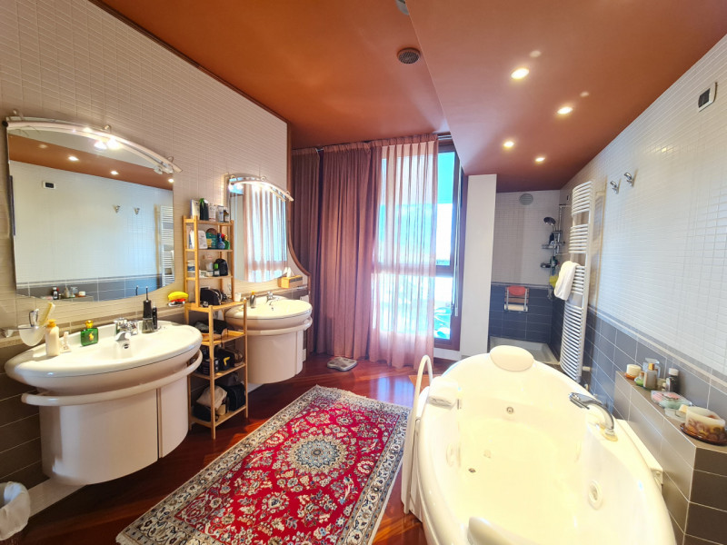 Intero stabile immobiliare con destinazione d'uso direzionale, commerciale, artigianale e residen...