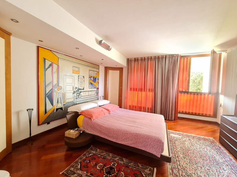 Intero stabile immobiliare con destinazione d'uso direzionale, commerciale, artigianale e residen...