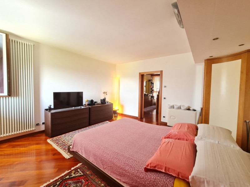 Intero stabile immobiliare con destinazione d'uso direzionale, commerciale, artigianale e residen...