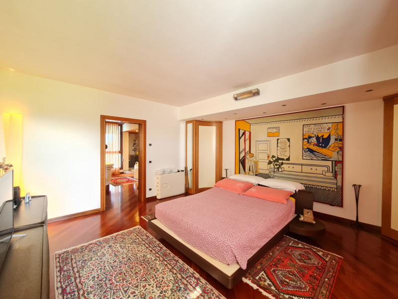 Intero stabile immobiliare con destinazione d'uso direzionale, commerciale, artigianale e residen...