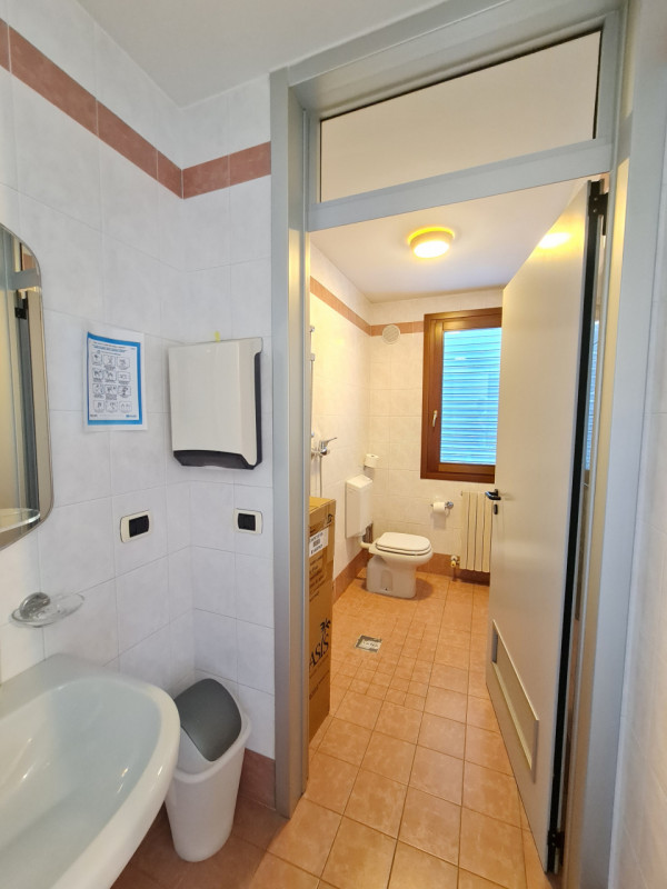 Intero stabile immobiliare con destinazione d'uso direzionale, commerciale, artigianale e residen...