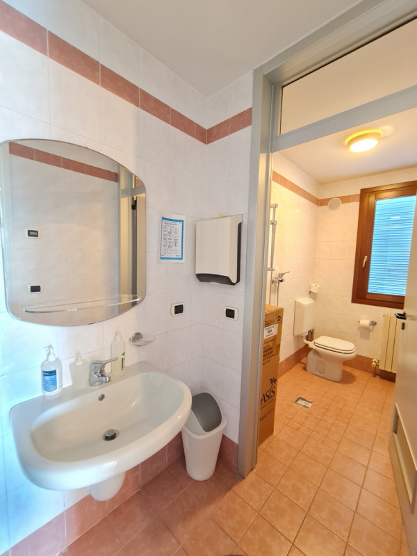 Intero stabile immobiliare con destinazione d'uso direzionale, commerciale, artigianale e residen...