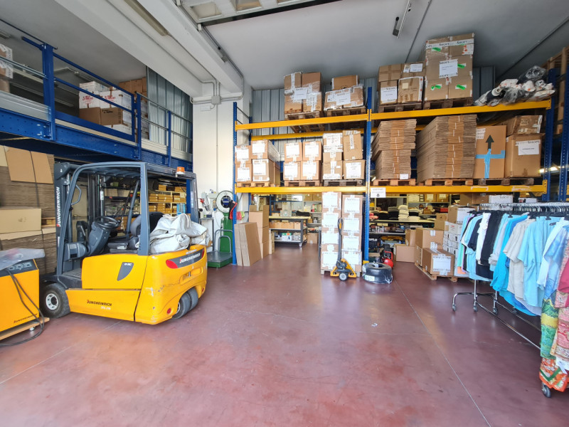 Intero stabile immobiliare con destinazione d'uso direzionale, commerciale, artigianale e residen...