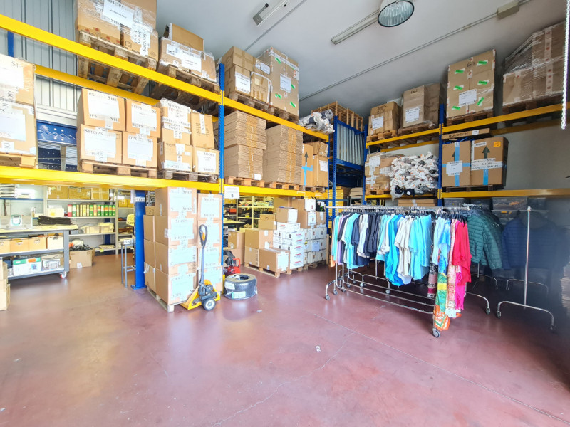 Intero stabile immobiliare con destinazione d'uso direzionale, commerciale, artigianale e residen...