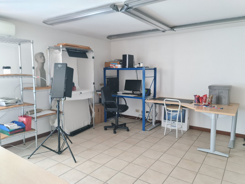 Intero stabile immobiliare con destinazione d'uso direzionale, commerciale, artigianale e residen...