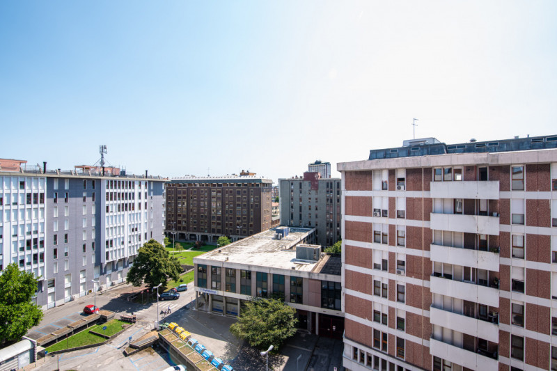 In zona Piazza De Gasperi, a due passi dal centro e comoda alla stazione ferroviaria e al tram, p...