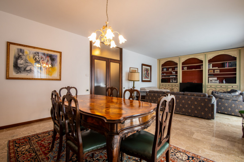 In zona Piazza De Gasperi, a due passi dal centro e comoda alla stazione ferroviaria e al tram, p...