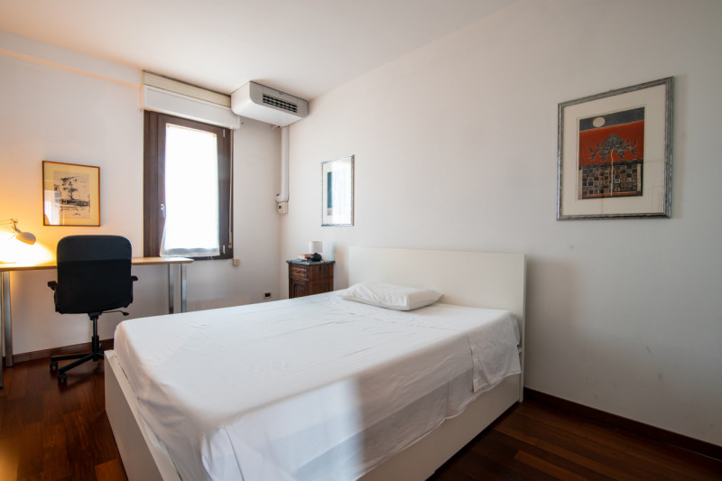 In zona Piazza De Gasperi, a due passi dal centro e comoda alla stazione ferroviaria e al tram, p...