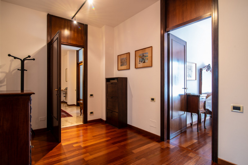 In zona Piazza De Gasperi, a due passi dal centro e comoda alla stazione ferroviaria e al tram, p...