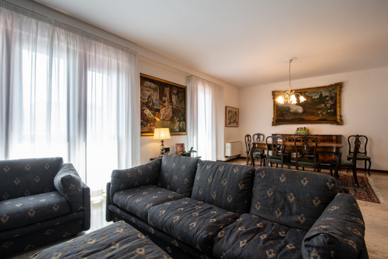 In zona Piazza De Gasperi, a due passi dal centro e comoda alla stazione ferroviaria e al tram, p...