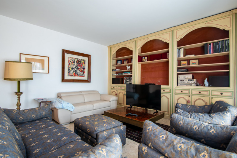 In zona Piazza De Gasperi, a due passi dal centro e comoda alla stazione ferroviaria e al tram, p...