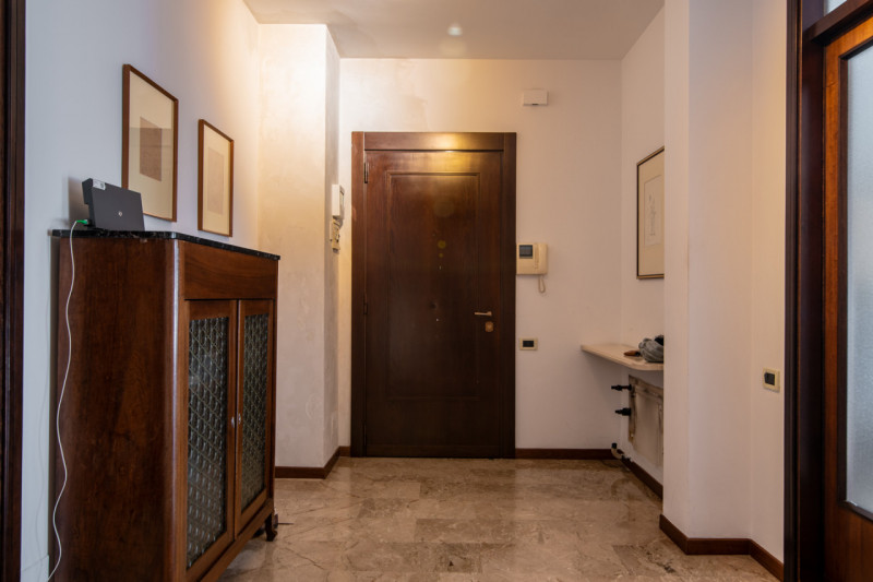 In zona Piazza De Gasperi, a due passi dal centro e comoda alla stazione ferroviaria e al tram, p...