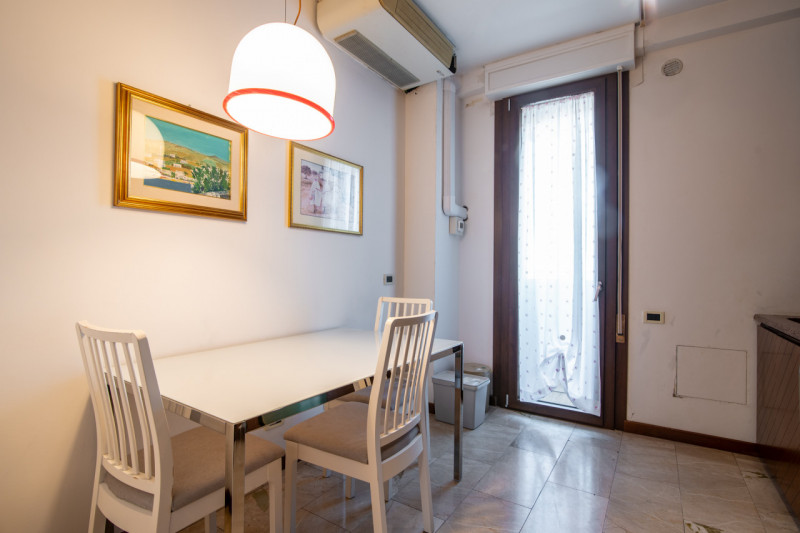 In zona Piazza De Gasperi, a due passi dal centro e comoda alla stazione ferroviaria e al tram, p...