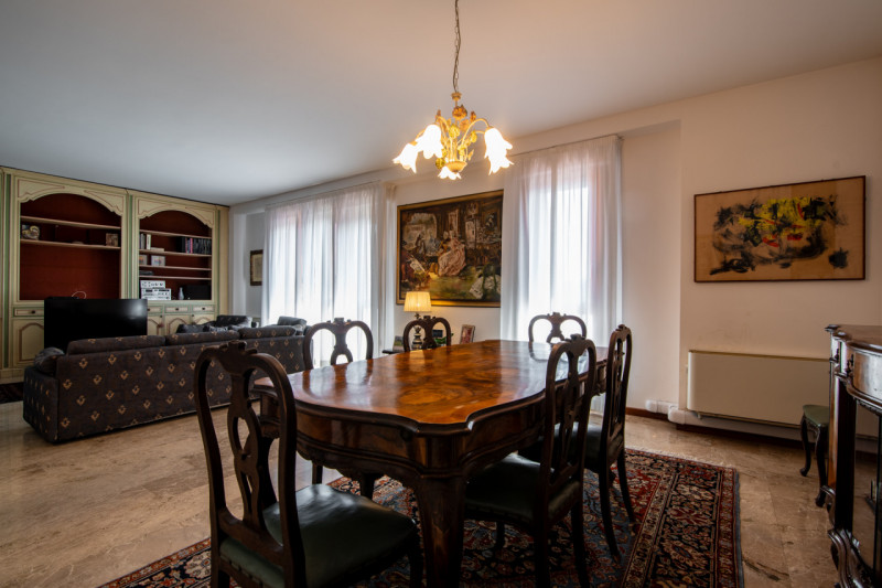 In zona Piazza De Gasperi, a due passi dal centro e comoda alla stazione ferroviaria e al tram, p...