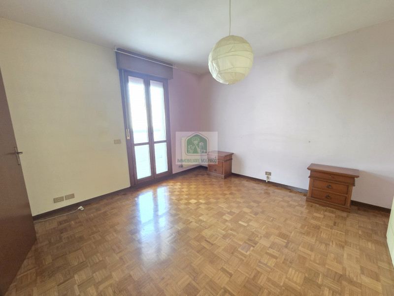 Appartamento trilocale in vendita, situato vicino al centro di Volpago del Montello. Con una supe...