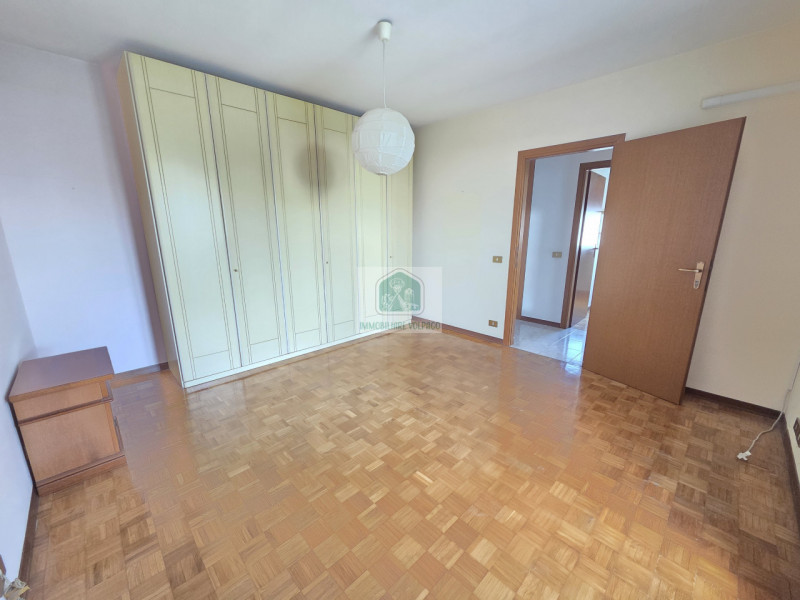 Appartamento trilocale in vendita, situato vicino al centro di Volpago del Montello. Con una supe...