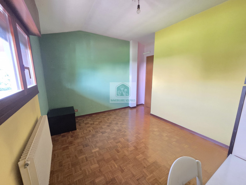 Appartamento trilocale in vendita, situato vicino al centro di Volpago del Montello. Con una supe...