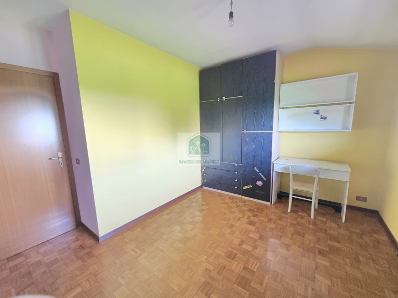 Appartamento trilocale in vendita, situato vicino al centro di Volpago del Montello. Con una supe...