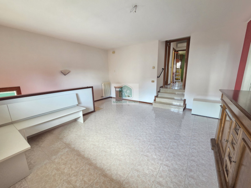 Appartamento trilocale in vendita, situato vicino al centro di Volpago del Montello. Con una supe...