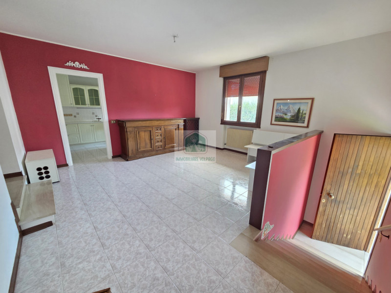 Appartamento trilocale in vendita, situato vicino al centro di Volpago del Montello. Con una supe...