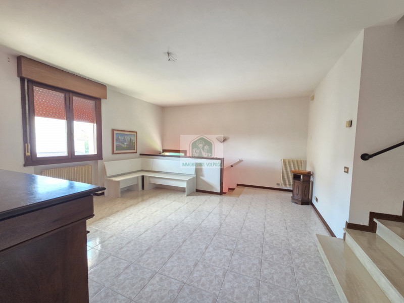 Appartamento trilocale in vendita, situato vicino al centro di Volpago del Montello. Con una supe...