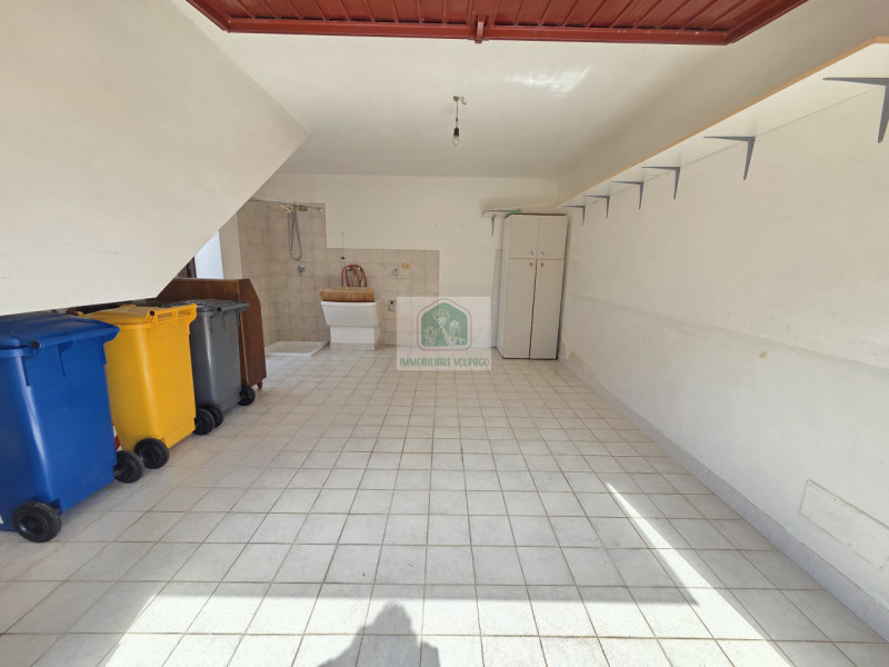 Appartamento trilocale in vendita, situato vicino al centro di Volpago del Montello. Con una supe...