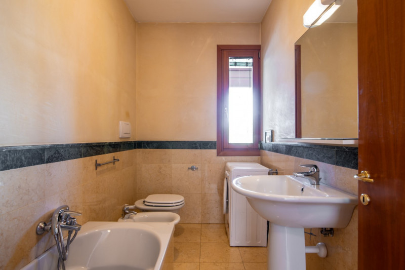 Abano Terme. Nel cuore della cittadina termale ed  inserito all'interno del Parco Urbano, proponi...