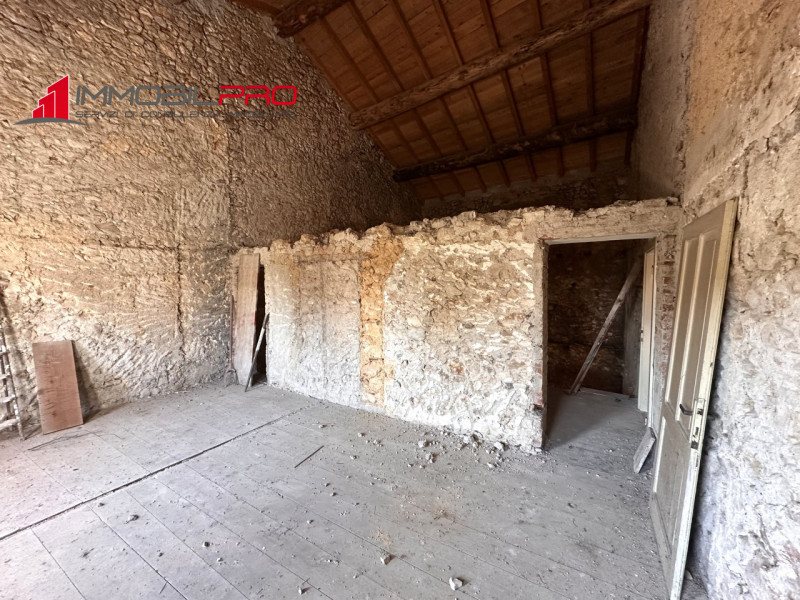 Situato nella tranquilla zona di Sandonà a Caltrano, questo ampio rustico di 315 mq rappresenta u...