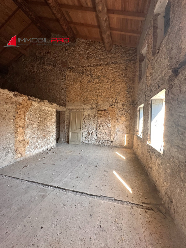 Situato nella tranquilla zona di Sandonà a Caltrano, questo ampio rustico di 315 mq rappresenta u...