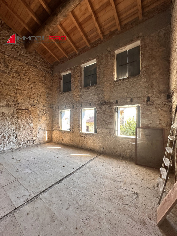 Situato nella tranquilla zona di Sandonà a Caltrano, questo ampio rustico di 315 mq rappresenta u...