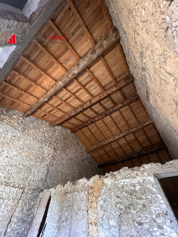 Situato nella tranquilla zona di Sandonà a Caltrano, questo ampio rustico di 315 mq rappresenta u...