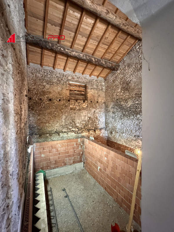 Situato nella tranquilla zona di Sandonà a Caltrano, questo ampio rustico di 315 mq rappresenta u...