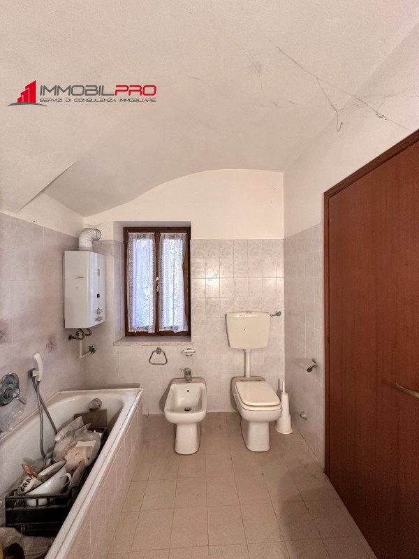 Situato nella tranquilla zona di Sandonà a Caltrano, questo ampio rustico di 315 mq rappresenta u...