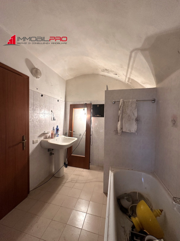 Situato nella tranquilla zona di Sandonà a Caltrano, questo ampio rustico di 315 mq rappresenta u...