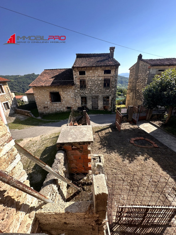 Situato nella tranquilla zona di Sandonà a Caltrano, questo ampio rustico di 315 mq rappresenta u...