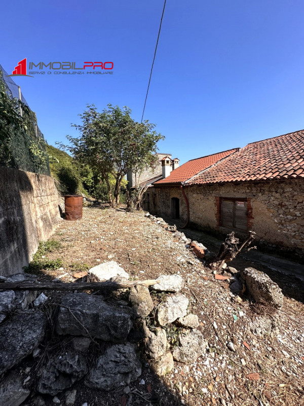 Situato nella tranquilla zona di Sandonà a Caltrano, questo ampio rustico di 315 mq rappresenta u...