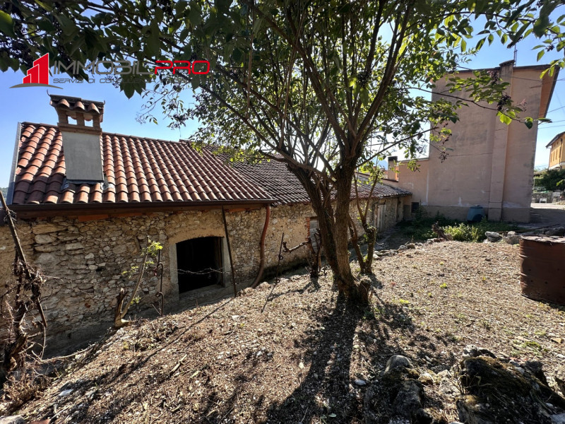 Situato nella tranquilla zona di Sandonà a Caltrano, questo ampio rustico di 315 mq rappresenta u...